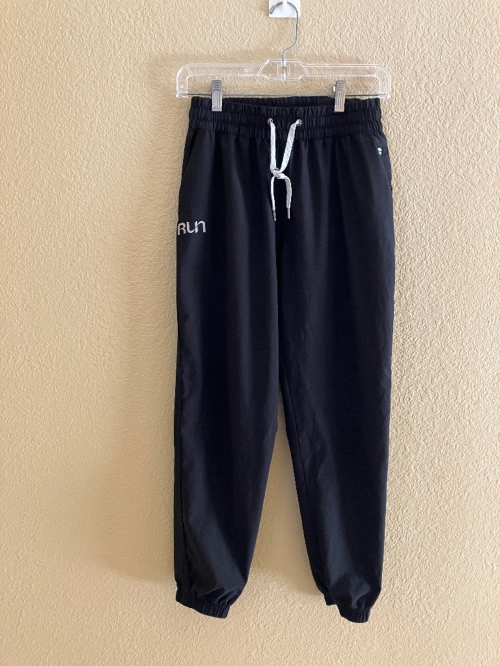 Vuori Weekend Jogger Pants Women's Small RUN Logo on Front Black